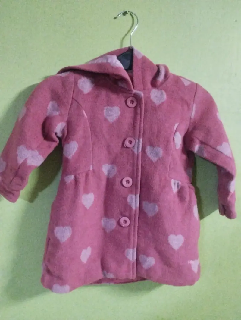 Abrigo de niña rosado con corazones