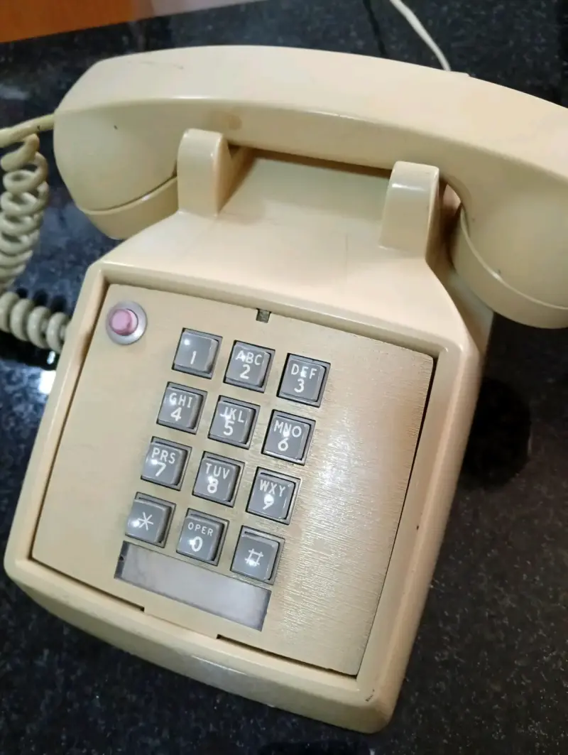 Teléfono vintage beige numerado - 1