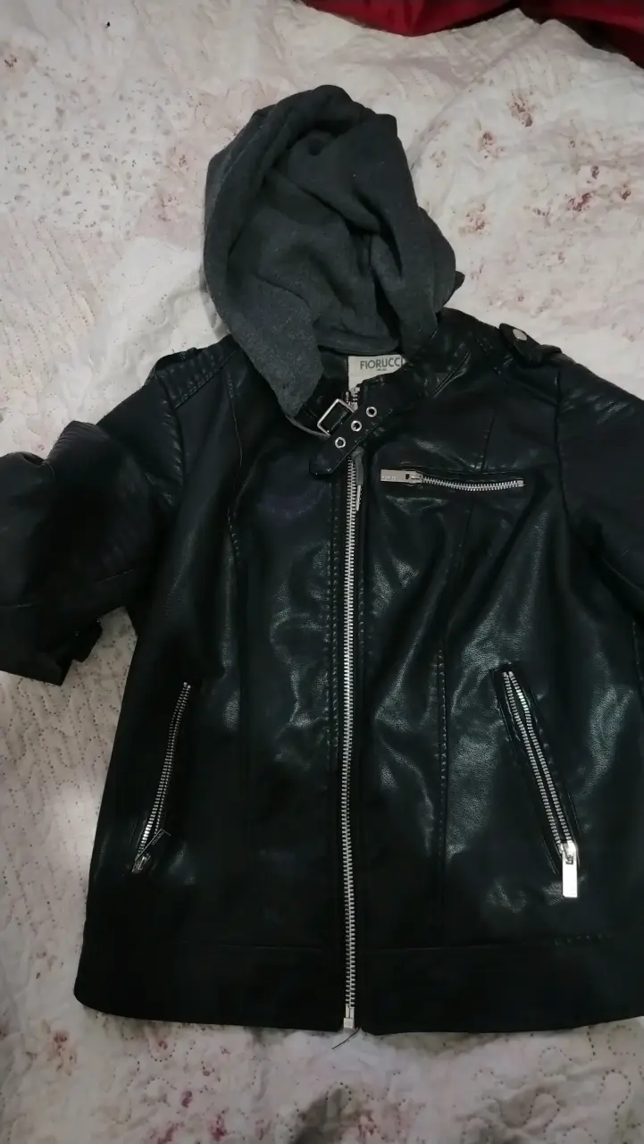 Chaqueta negra con capucha