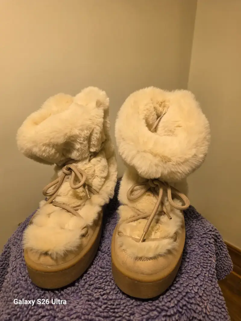 Botas peludas beige hym