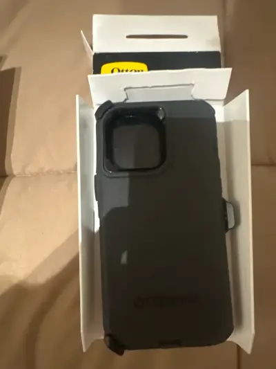 Funda Otterbox negra para celular - miniatura 1