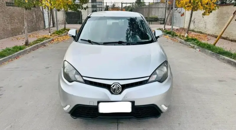 Auto sedán plata en buen estado - 1