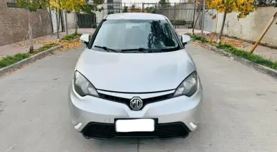 Auto sedán plata en buen estado - miniatura 1