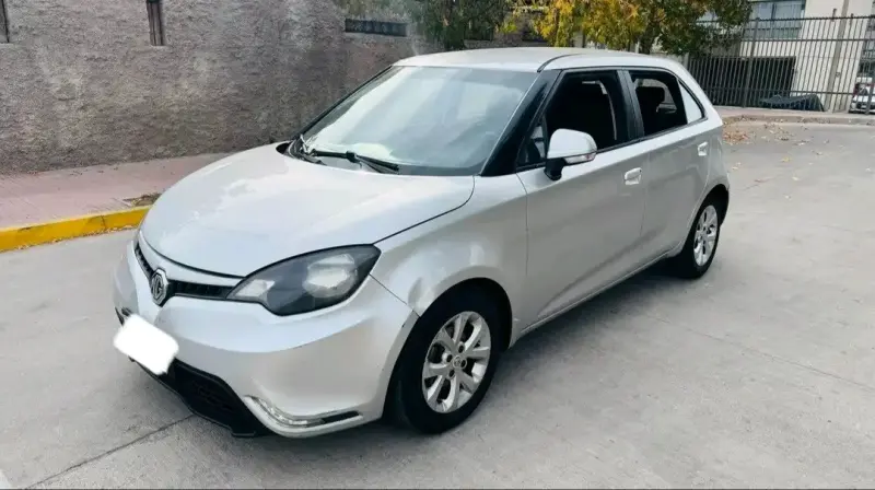 Auto sedán plata en buen estado - 2