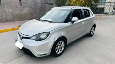 Auto sedán plata en buen estado - miniatura 2