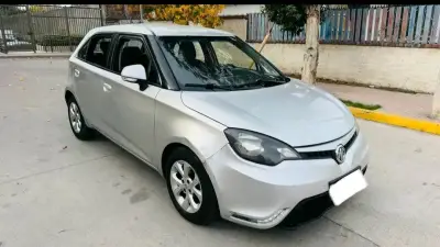 Auto sedán plata en buen estado - miniatura 3