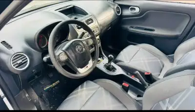Auto sedán plata en buen estado - miniatura 4