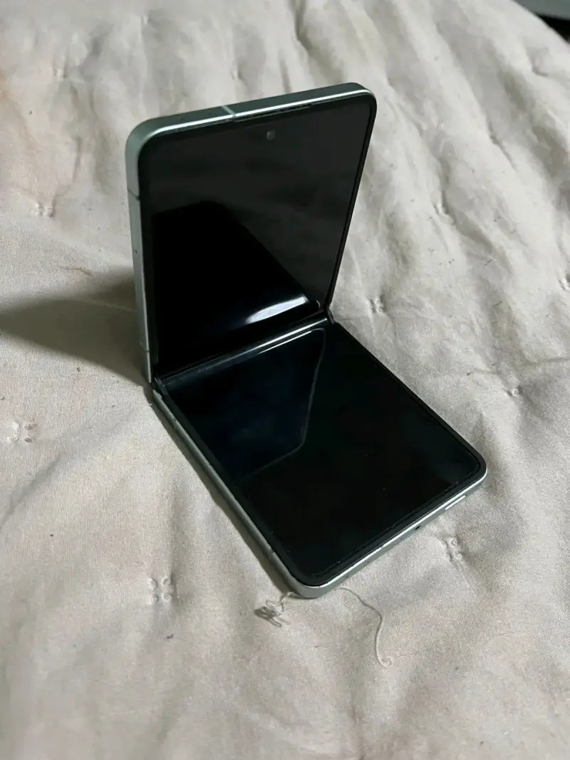 Teléfono plegable en buen estado - 1