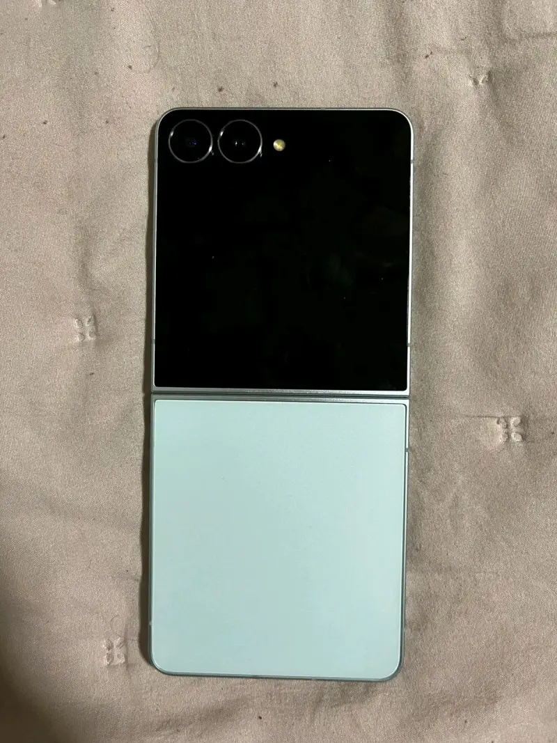 Teléfono plegable en buen estado - 2