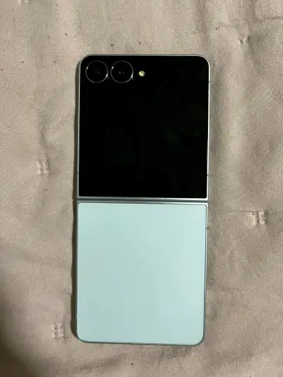 Teléfono plegable en buen estado - miniatura 2