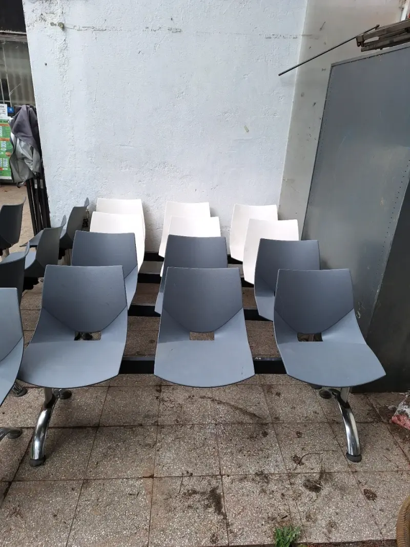 Sillas de espera grises y blancas - 2