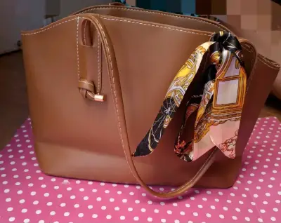 Cartera marrón con pañuelo decorativo - miniatura 1