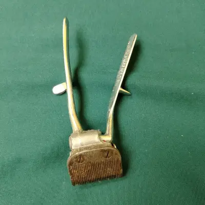Máquina de corta pelo  antiguo - miniatura 1