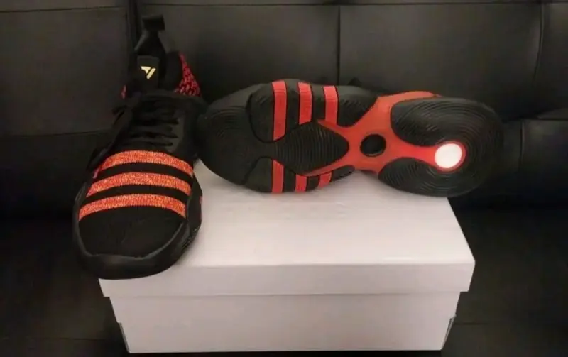 Zapatillas de basquetball negras y rojas - 1