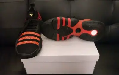 Zapatillas de basquetball  negras y rojas - miniatura 1