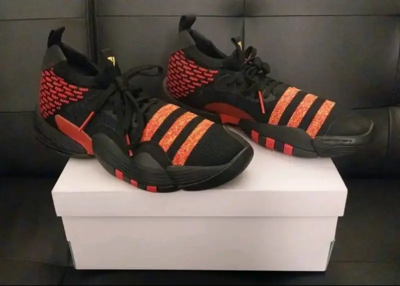 Zapatillas de basquetball negras y rojas - 2