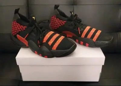 Zapatillas de basquetball  negras y rojas - miniatura 2