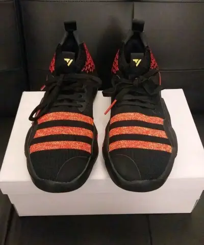 Zapatillas de basquetball  negras y rojas - miniatura 3