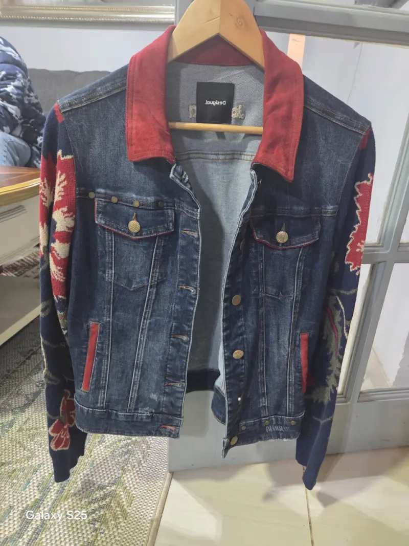 Chaqueta denim con diseño floral Marca Desigual