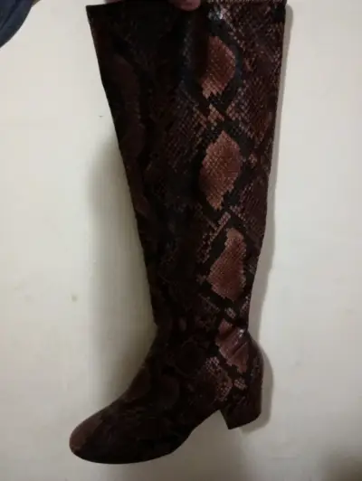 Botas cuero serpiente café - miniatura 3