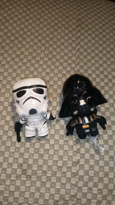 Muñecos Stormtrooper y Darth Vader - miniatura 1