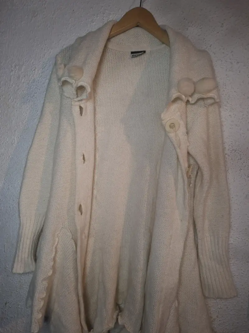 Cardigan beige largo con botones - 2