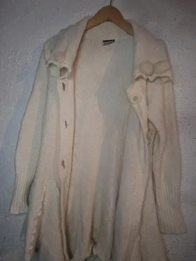 Cardigan beige largo con botones - miniatura 2