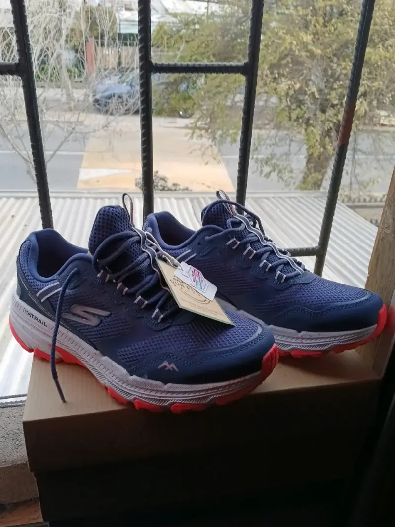 Zapatillas deportivas azules y grises.