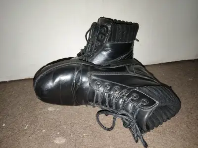 Botas negras de cuero usadas. - miniatura 1