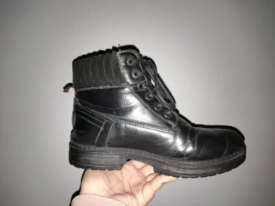 Botas negras de cuero usadas. - miniatura 2
