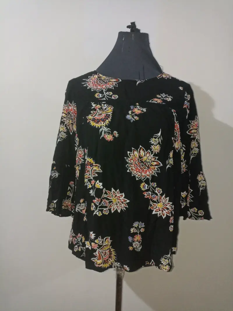 Blusa negra con estampado floral