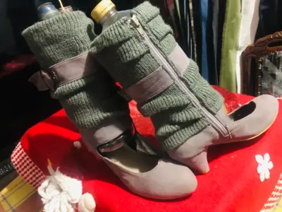 Botines grises con calcetas verde oliva - miniatura 1