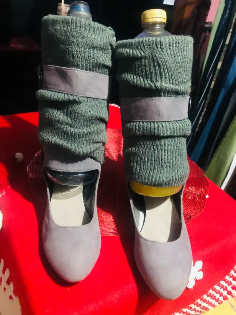 Botines grises con calcetas verde oliva - 2