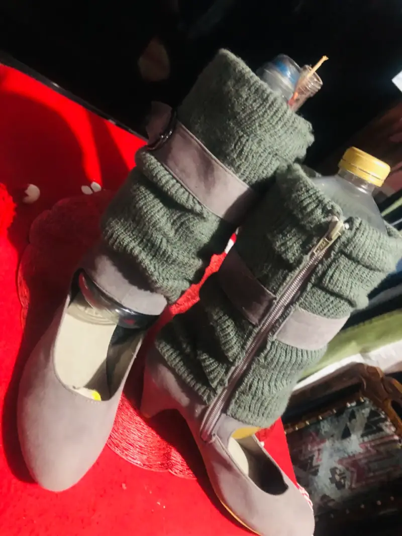 Botines grises con calcetas verde oliva - 3