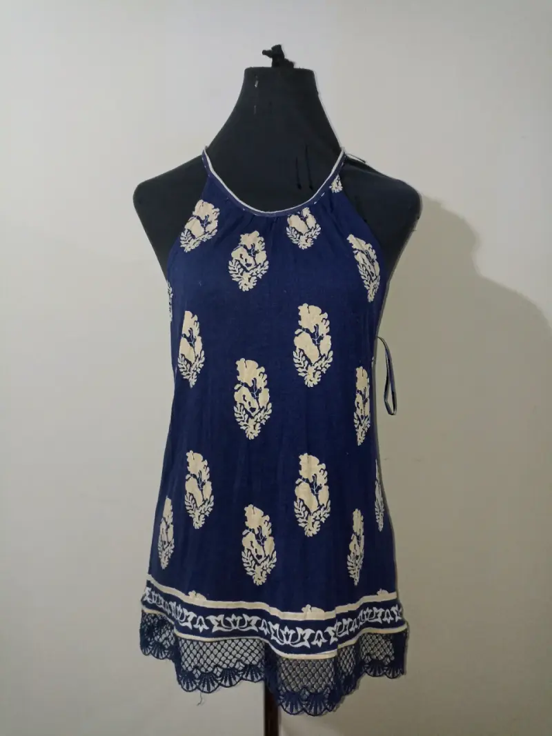 Blusa azul con estampado