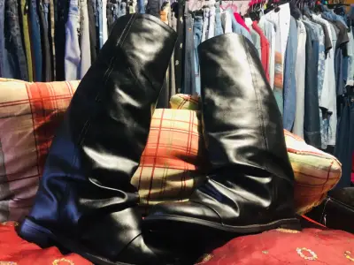 Botas largas de cuero negro - miniatura 1