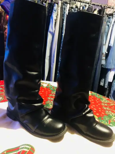 Botas largas de cuero negro - miniatura 2