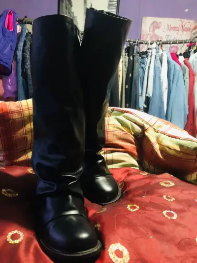 Botas largas de cuero negro - miniatura 3