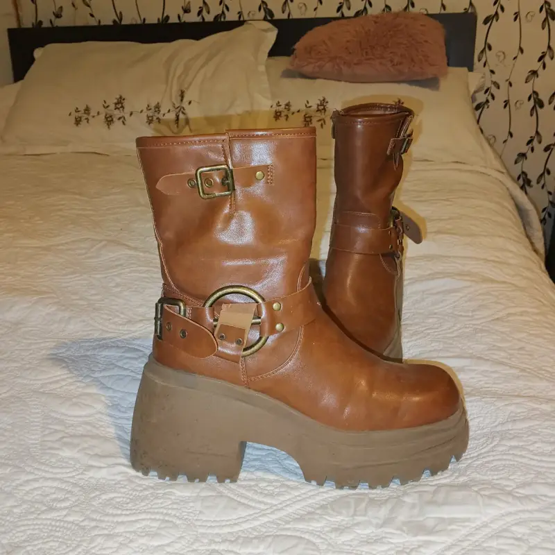 Botas de cuero marrón con plataforma