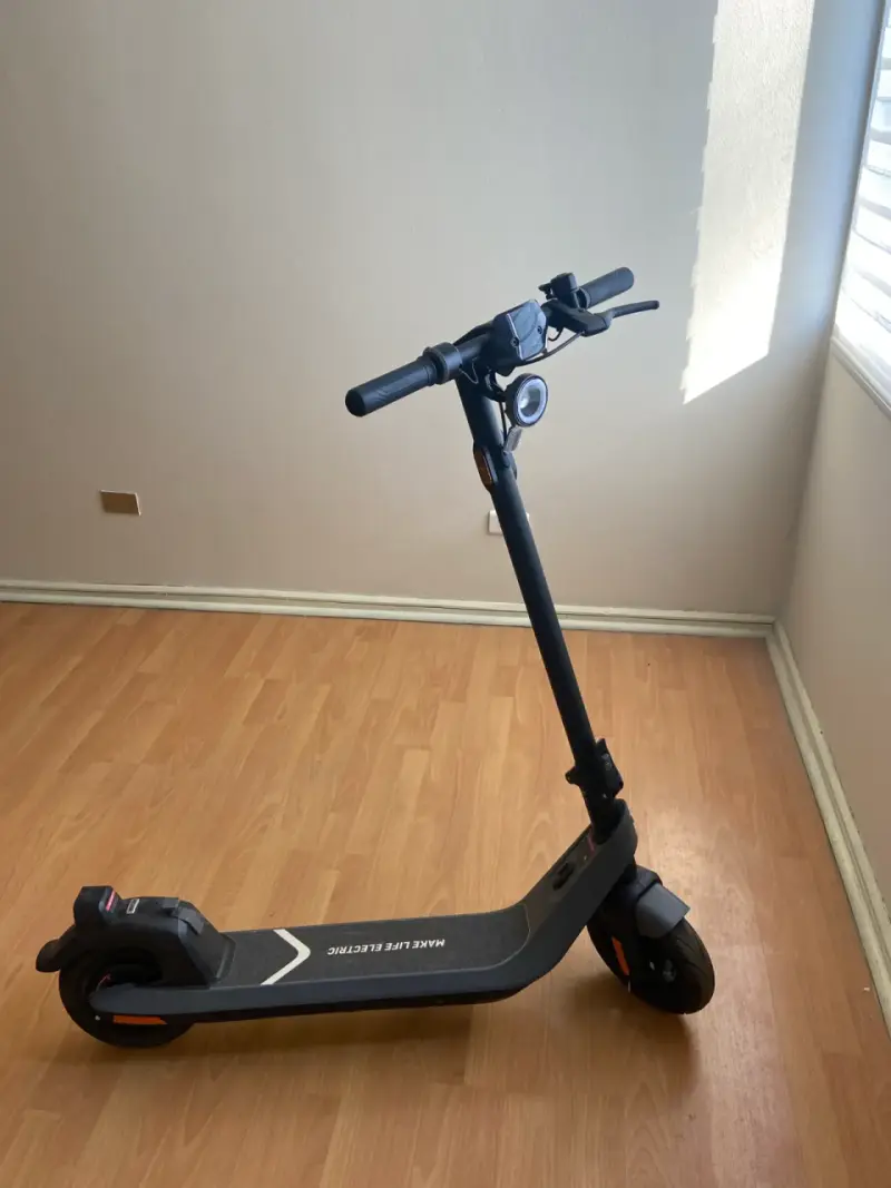 Scooter eléctrico negro KQi2 Pro de NIU - 1