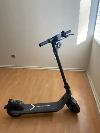 Scooter eléctrico negro KQi2 Pro de NIU - miniatura 1