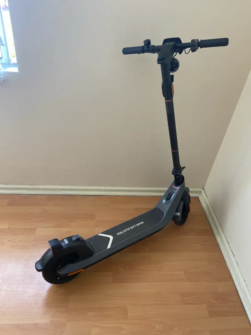 Scooter eléctrico negro KQi2 Pro de NIU - 3