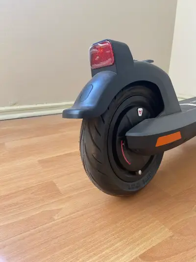 Scooter eléctrico negro KQi2 Pro de NIU - miniatura 5