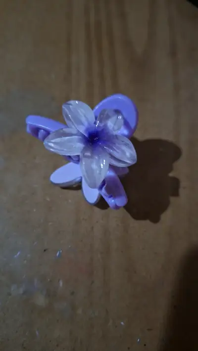 Pinza de cabello flor morada - miniatura 1