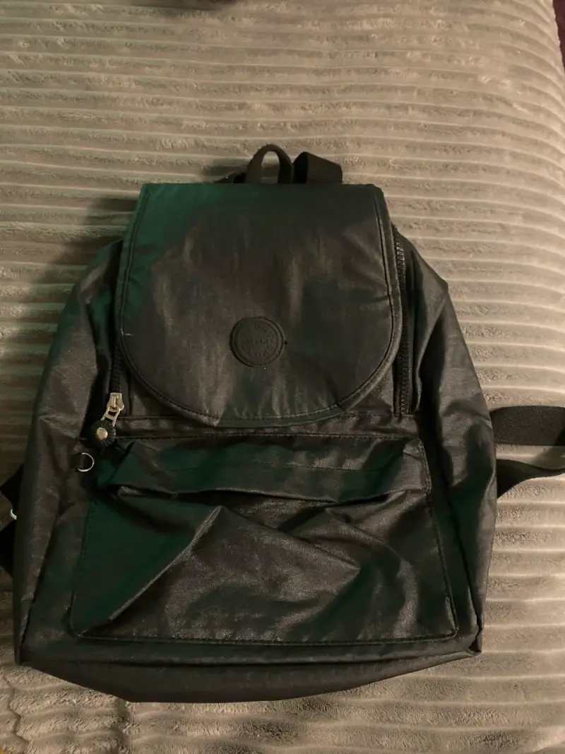 Mochila negra casual mediana