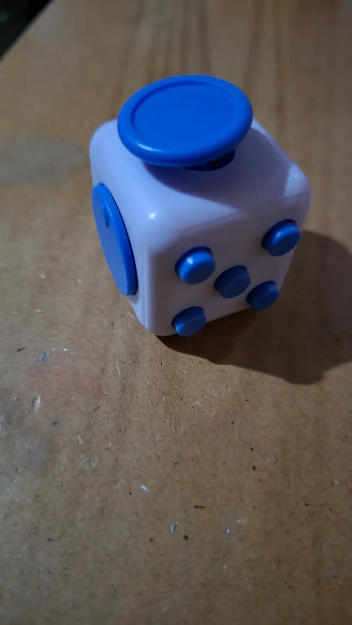 Cubo de alivio de estrés blanco y azul - 1