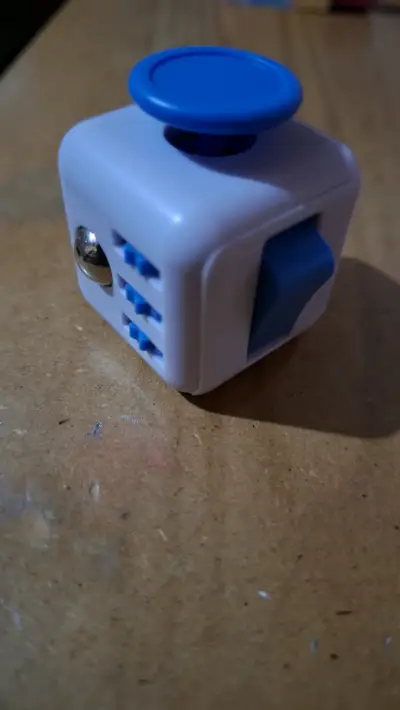Cubo de alivio de estrés blanco y azul - miniatura 2