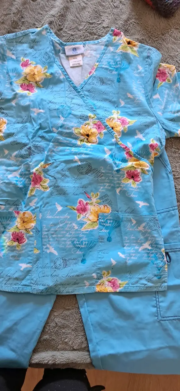 Conjunto médico azul floral talla S - 3