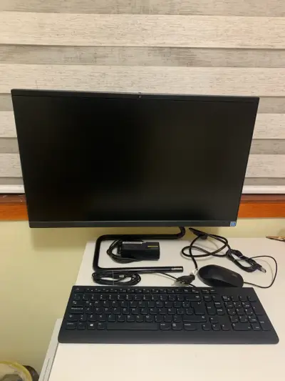 Monitor Lenovo con teclado y mouse - miniatura 1