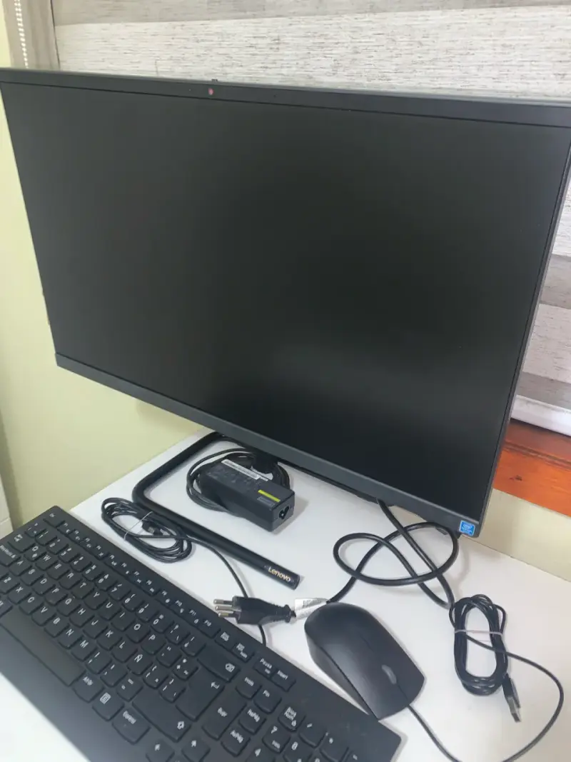 Monitor Lenovo con teclado y mouse - 2